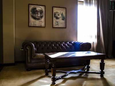 Quando entriamo nella suite notiamo un tavolo e un divano in pelle palesemente consumati dal tempo. �Li abbiamo appositamente lasciati cos� perch� sono gli arredi originari utilizzati da Pertini�, ci dice la direttrice